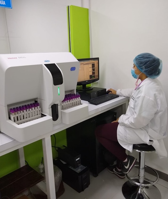 Técnico de laboratorio realizando análisis clínico en Laboratorios Fleming