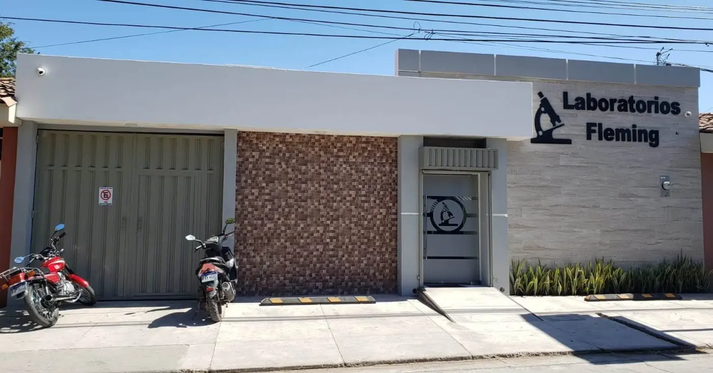 Fachada del laboratorio principal de Laboratorios Fleming en Barrio El Tamarindo, Choluteca